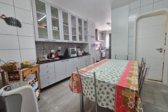 Apartamento com 3 quartos, piscina no condomínio e pode ter animais. Ideal para comprar. — Cozinha