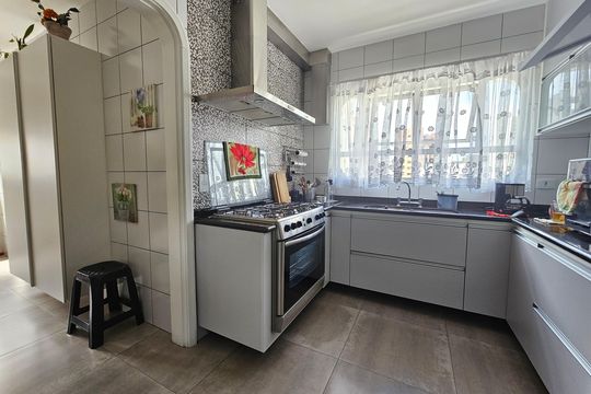 Apartamento com 3 quartos, piscina no condomínio e pode ter animais. Ideal para comprar. — Cozinha