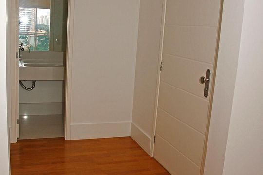 Apartamento à venda, com 240 m², 4 quartos e 4 vagas — Entrada