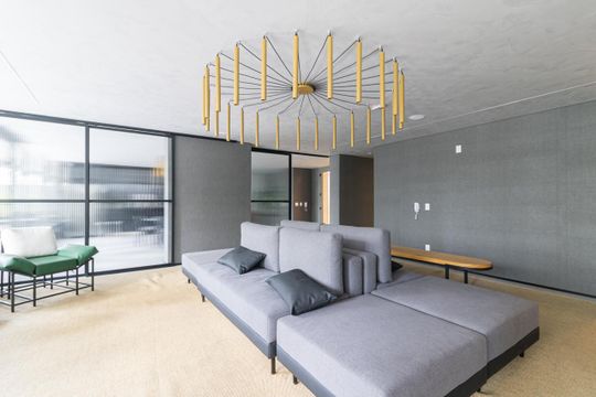 Comprar apartamento mobiliado com 3 quartos, varanda, piscina e churrasqueira no condomínio. — Área comum - Salão de festas