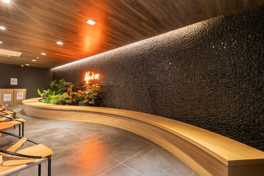 Comprar apartamento mobiliado com 3 quartos, varanda, piscina e churrasqueira no condomínio. — Área comum - Hall Social