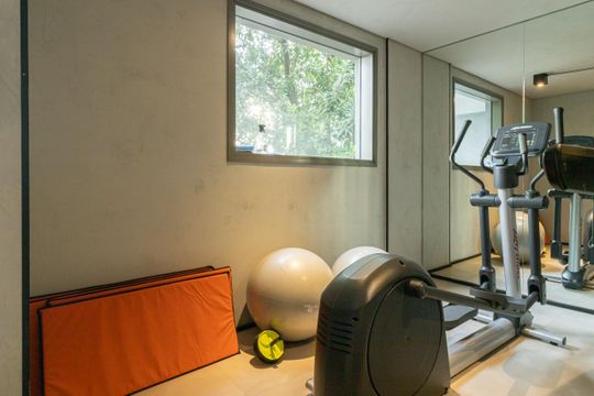 Comprar apartamento mobiliado com 3 quartos, varanda, piscina e churrasqueira no condomínio. — Área comum - Academia