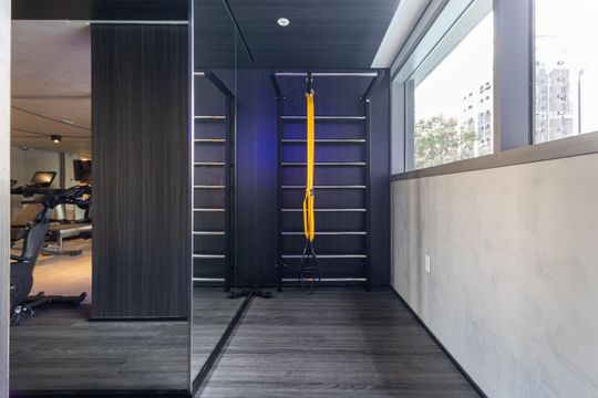 Comprar apartamento mobiliado com 3 quartos, varanda, piscina e churrasqueira no condomínio. — Área comum - Academia