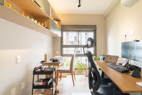 Comprar apartamento mobiliado com 3 quartos, varanda, piscina e churrasqueira no condomínio. — Escritório