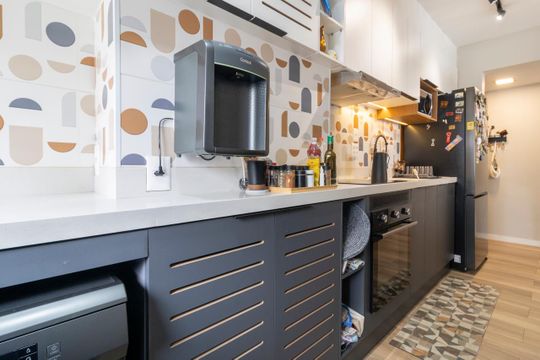 Comprar apartamento mobiliado com 3 quartos, varanda, piscina e churrasqueira no condomínio. — Área de Serviço
