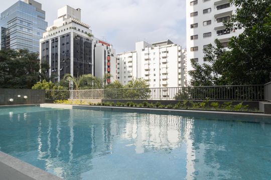 Comprar apartamento mobiliado com 3 quartos, varanda, piscina e churrasqueira no condomínio. — Área comum - Piscina