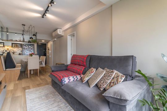 Comprar apartamento mobiliado com 3 quartos, varanda, piscina e churrasqueira no condomínio. — Sala