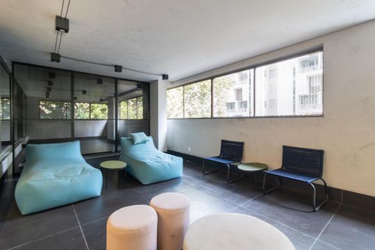 Comprar apartamento mobiliado com 3 quartos, varanda, piscina e churrasqueira no condomínio. — Área comum - Lounge