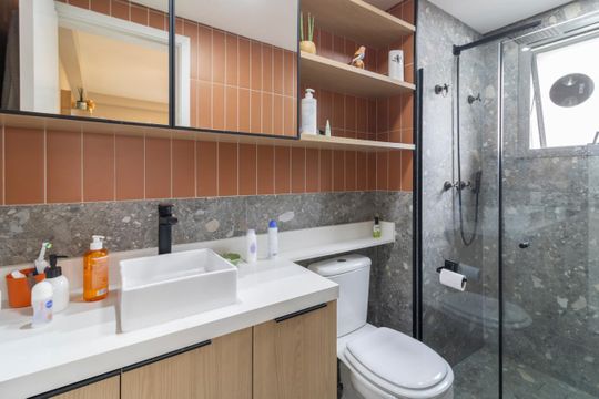 Comprar apartamento mobiliado com 3 quartos, varanda, piscina e churrasqueira no condomínio. — Banheiro da Suíte