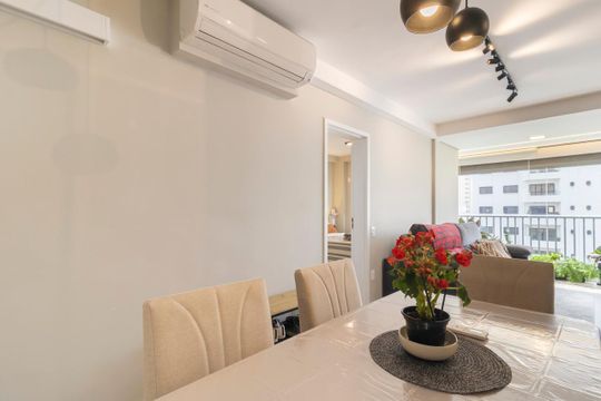 Comprar apartamento mobiliado com 3 quartos, varanda, piscina e churrasqueira no condomínio. — Sala de Jantar