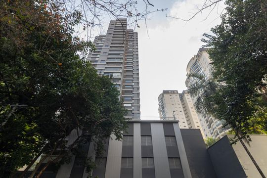 Comprar apartamento mobiliado com 3 quartos, varanda, piscina e churrasqueira no condomínio. — Fachada do Prédio