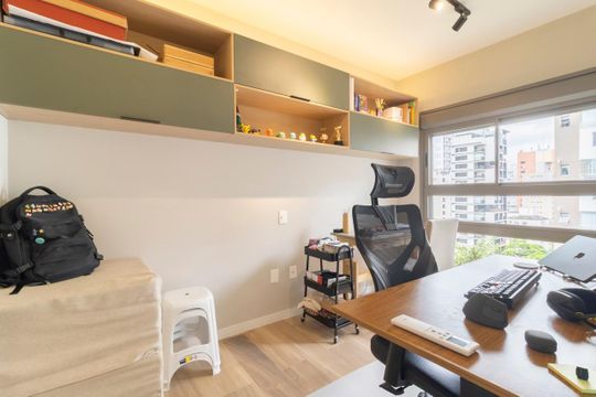 Comprar apartamento mobiliado com 3 quartos, varanda, piscina e churrasqueira no condomínio. — Escritório