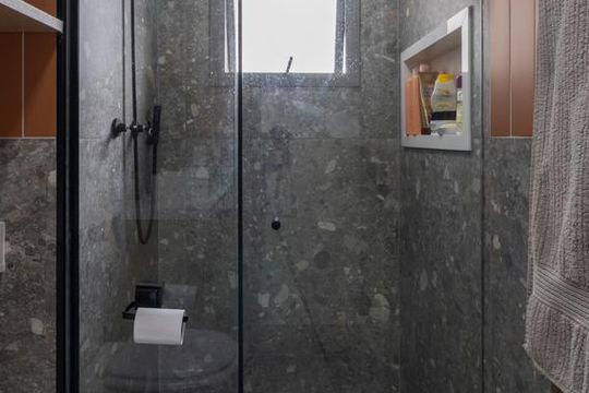 Comprar apartamento mobiliado com 3 quartos, varanda, piscina e churrasqueira no condomínio. — Banheiro da Suíte