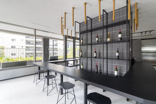 Comprar apartamento mobiliado com 3 quartos, varanda, piscina e churrasqueira no condomínio. — Área comum - Salão de festas