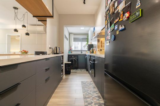 Comprar apartamento mobiliado com 3 quartos, varanda, piscina e churrasqueira no condomínio. — Cozinha