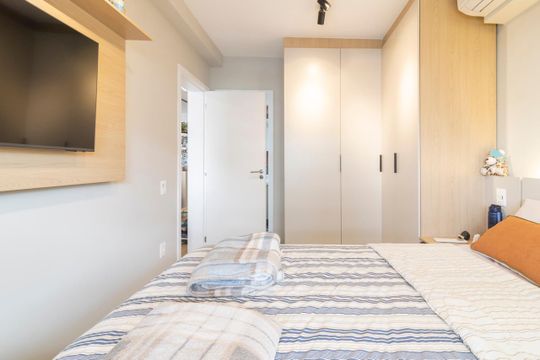 Comprar apartamento mobiliado com 3 quartos, varanda, piscina e churrasqueira no condomínio. — Quarto Suíte
