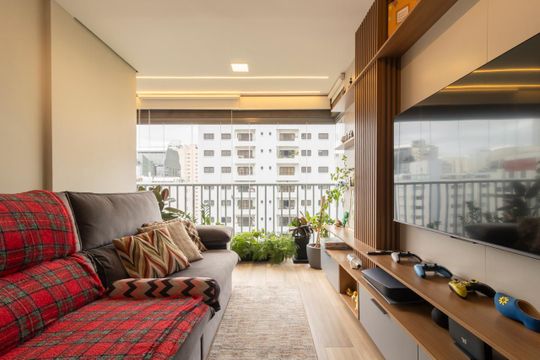 Comprar apartamento mobiliado com 3 quartos, varanda, piscina e churrasqueira no condomínio. — Sala