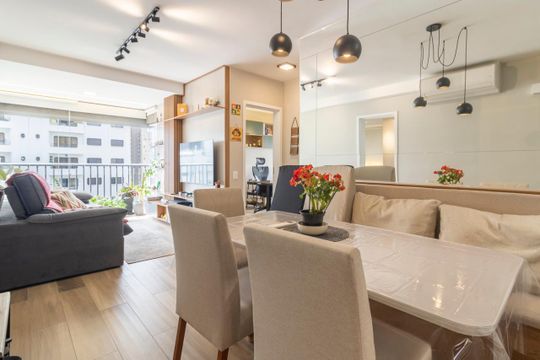 Comprar apartamento mobiliado com 3 quartos, varanda, piscina e churrasqueira no condomínio. — Sala de Jantar