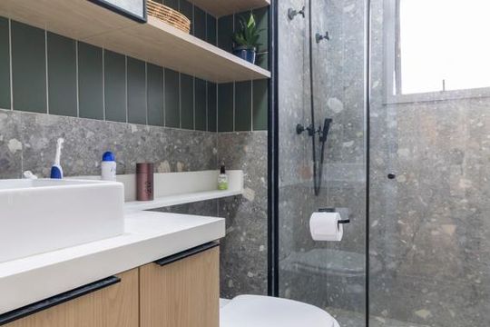 Comprar apartamento mobiliado com 3 quartos, varanda, piscina e churrasqueira no condomínio. — Banheiro Corredor