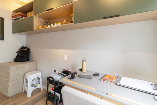 Comprar apartamento mobiliado com 3 quartos, varanda, piscina e churrasqueira no condomínio. — Escritório