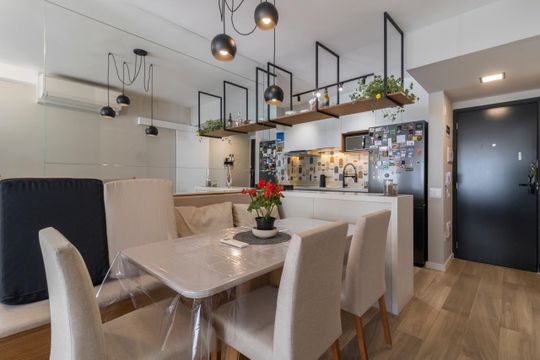 Comprar apartamento mobiliado com 3 quartos, varanda, piscina e churrasqueira no condomínio. — Sala de Jantar