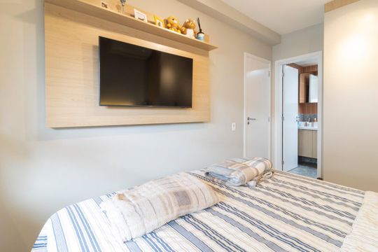 Comprar apartamento mobiliado com 3 quartos, varanda, piscina e churrasqueira no condomínio. — Quarto Suíte