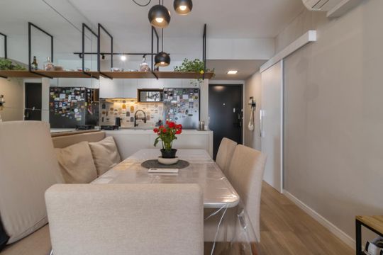 Comprar apartamento mobiliado com 3 quartos, varanda, piscina e churrasqueira no condomínio. — Sala de Jantar
