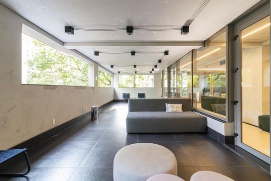 Comprar apartamento mobiliado com 3 quartos, varanda, piscina e churrasqueira no condomínio. — Área comum - Lounge