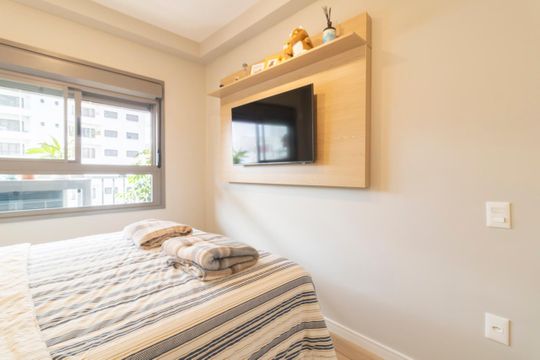 Comprar apartamento mobiliado com 3 quartos, varanda, piscina e churrasqueira no condomínio. — Quarto Suíte