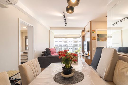 Comprar apartamento mobiliado com 3 quartos, varanda, piscina e churrasqueira no condomínio. — Sala de Jantar