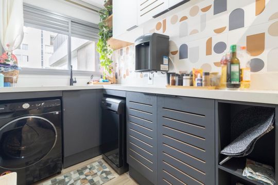 Comprar apartamento mobiliado com 3 quartos, varanda, piscina e churrasqueira no condomínio. — Área de Serviço