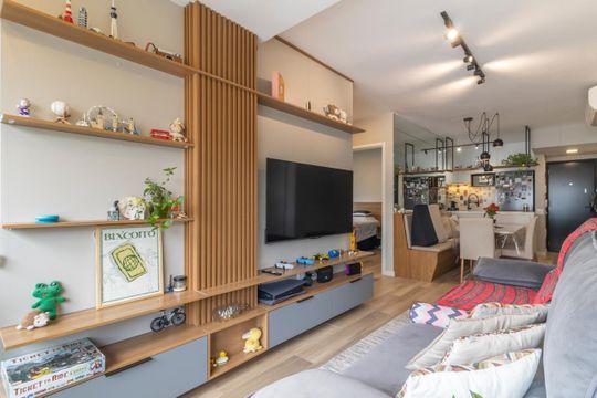 Comprar apartamento mobiliado com 3 quartos, varanda, piscina e churrasqueira no condomínio. — Sala