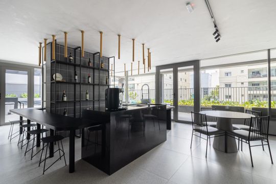 Comprar apartamento mobiliado com 3 quartos, varanda, piscina e churrasqueira no condomínio. — Área comum - Salão de festas