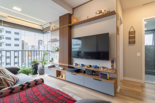 Comprar apartamento mobiliado com 3 quartos, varanda, piscina e churrasqueira no condomínio. — Sala