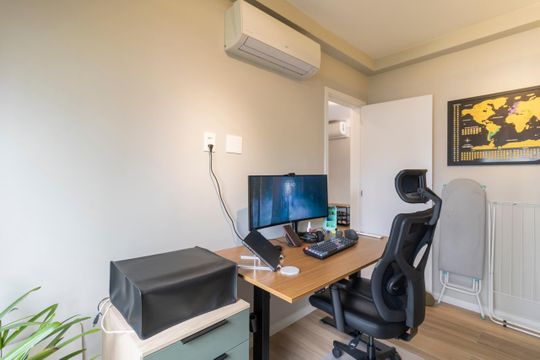 Comprar apartamento mobiliado com 3 quartos, varanda, piscina e churrasqueira no condomínio. — Escritório