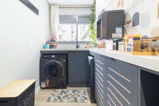 Comprar apartamento mobiliado com 3 quartos, varanda, piscina e churrasqueira no condomínio. — Área de Serviço