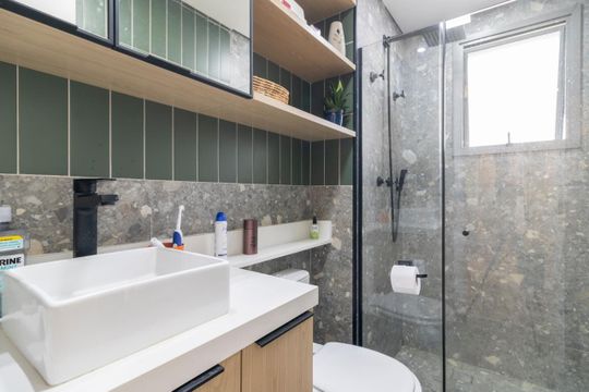 Comprar apartamento mobiliado com 3 quartos, varanda, piscina e churrasqueira no condomínio. — Banheiro Corredor