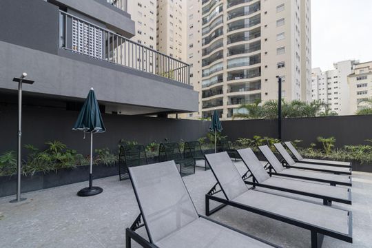 Comprar apartamento mobiliado com 3 quartos, varanda, piscina e churrasqueira no condomínio. — Área comum - Piscina