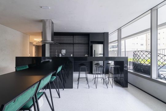 Comprar apartamento mobiliado com 3 quartos, varanda, piscina e churrasqueira no condomínio. — Área comum - Espaço Gourmet