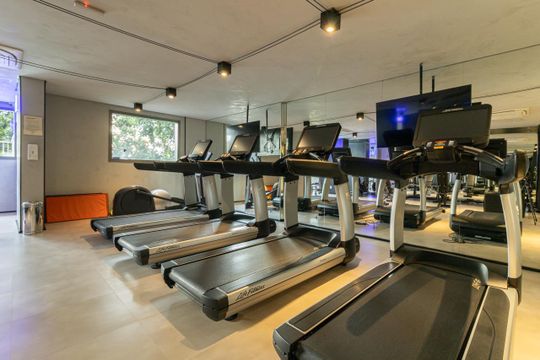 Comprar apartamento mobiliado com 3 quartos, varanda, piscina e churrasqueira no condomínio. — Área comum - Academia