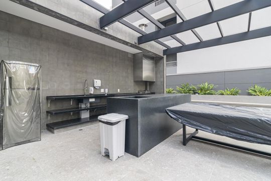 Comprar apartamento mobiliado com 3 quartos, varanda, piscina e churrasqueira no condomínio. — Área comum - Churrasqueira