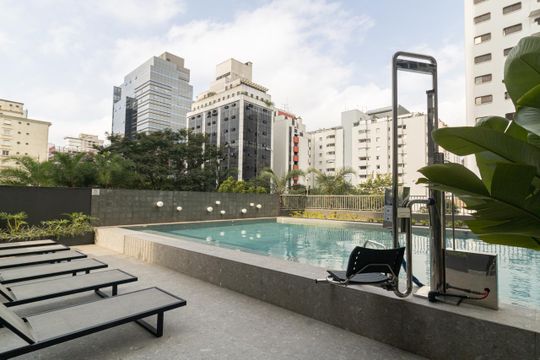 Comprar apartamento mobiliado com 3 quartos, varanda, piscina e churrasqueira no condomínio. — Área comum - Piscina