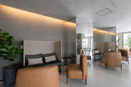 Comprar apartamento mobiliado com 3 quartos, varanda, piscina e churrasqueira no condomínio. — Área comum - Salão de festas