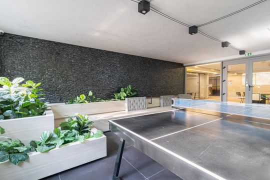 Comprar apartamento mobiliado com 3 quartos, varanda, piscina e churrasqueira no condomínio. — Área comum - Sala de Jogos