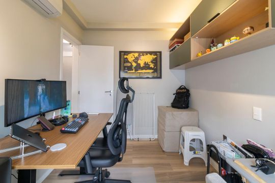 Comprar apartamento mobiliado com 3 quartos, varanda, piscina e churrasqueira no condomínio. — Escritório