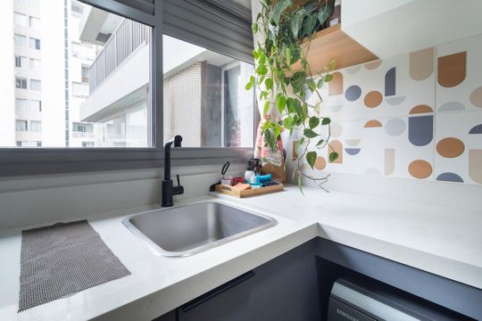 Comprar apartamento mobiliado com 3 quartos, varanda, piscina e churrasqueira no condomínio. — Área de Serviço