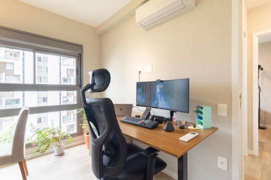 Comprar apartamento mobiliado com 3 quartos, varanda, piscina e churrasqueira no condomínio. — Escritório