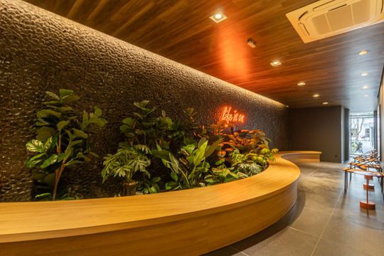 Comprar apartamento mobiliado com 3 quartos, varanda, piscina e churrasqueira no condomínio. — Área comum - Hall Social