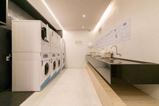 Comprar apartamento mobiliado com 3 quartos, varanda, piscina e churrasqueira no condomínio. — Área comum - Lavanderia