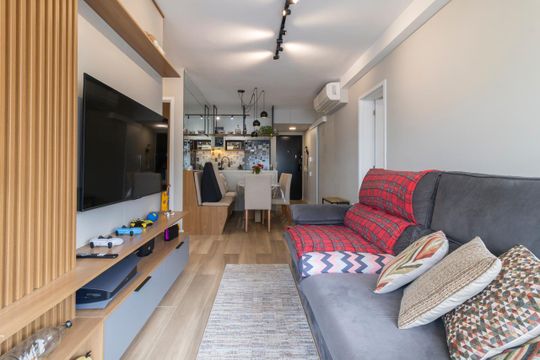Comprar apartamento mobiliado com 3 quartos, varanda, piscina e churrasqueira no condomínio. — Sala